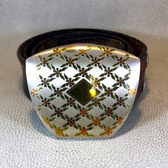 Vintage Belt Buckle Compact - Picture 1 of 3